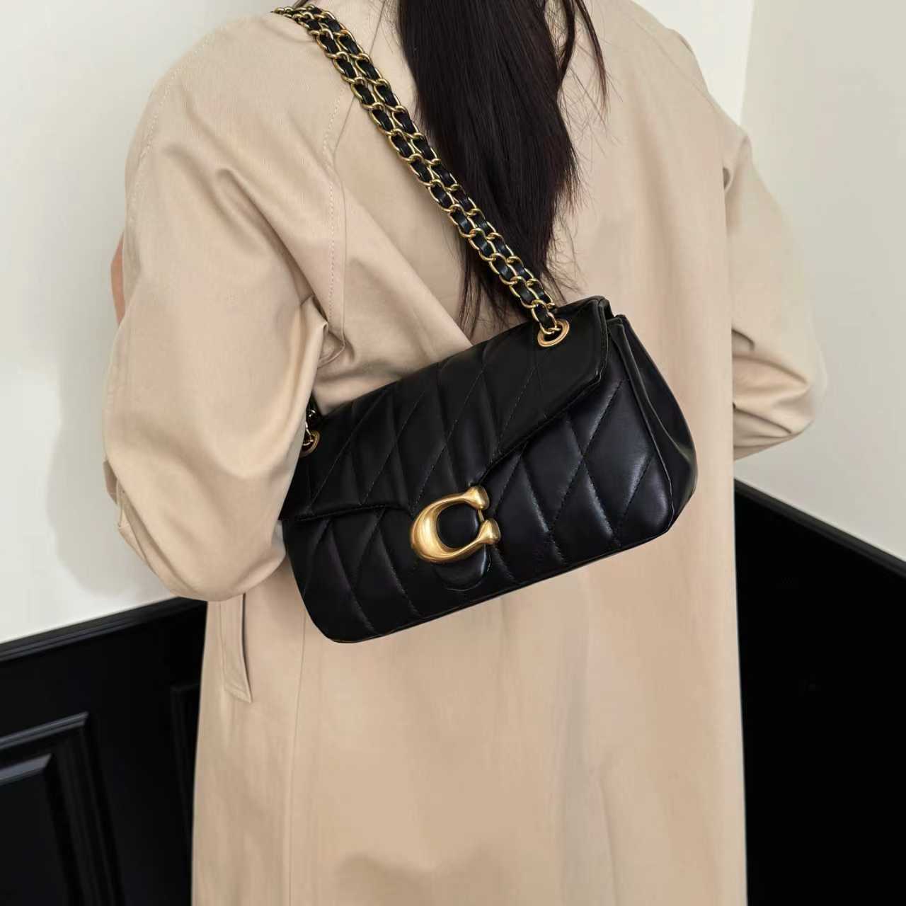 Stylish and Versatile Shoulder Bag 1026070304