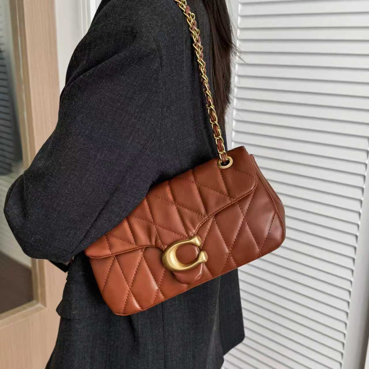 Stylish and Versatile Shoulder Bag 1026070304