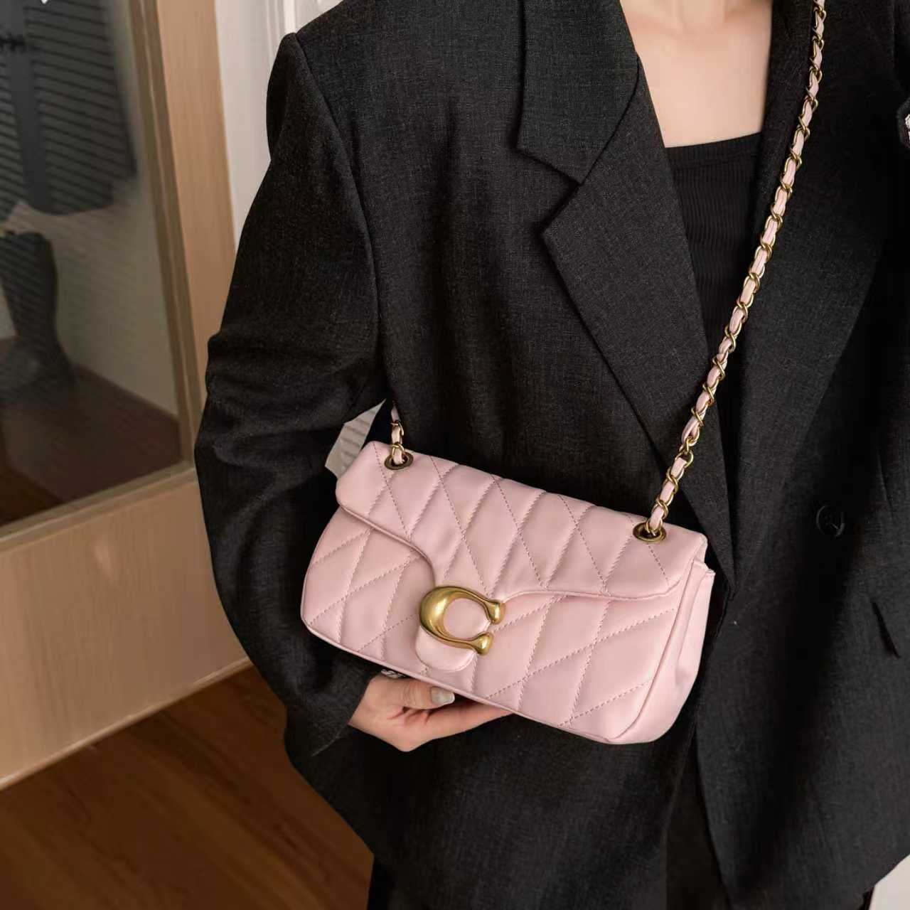 Stylish and Versatile Shoulder Bag 1026070304