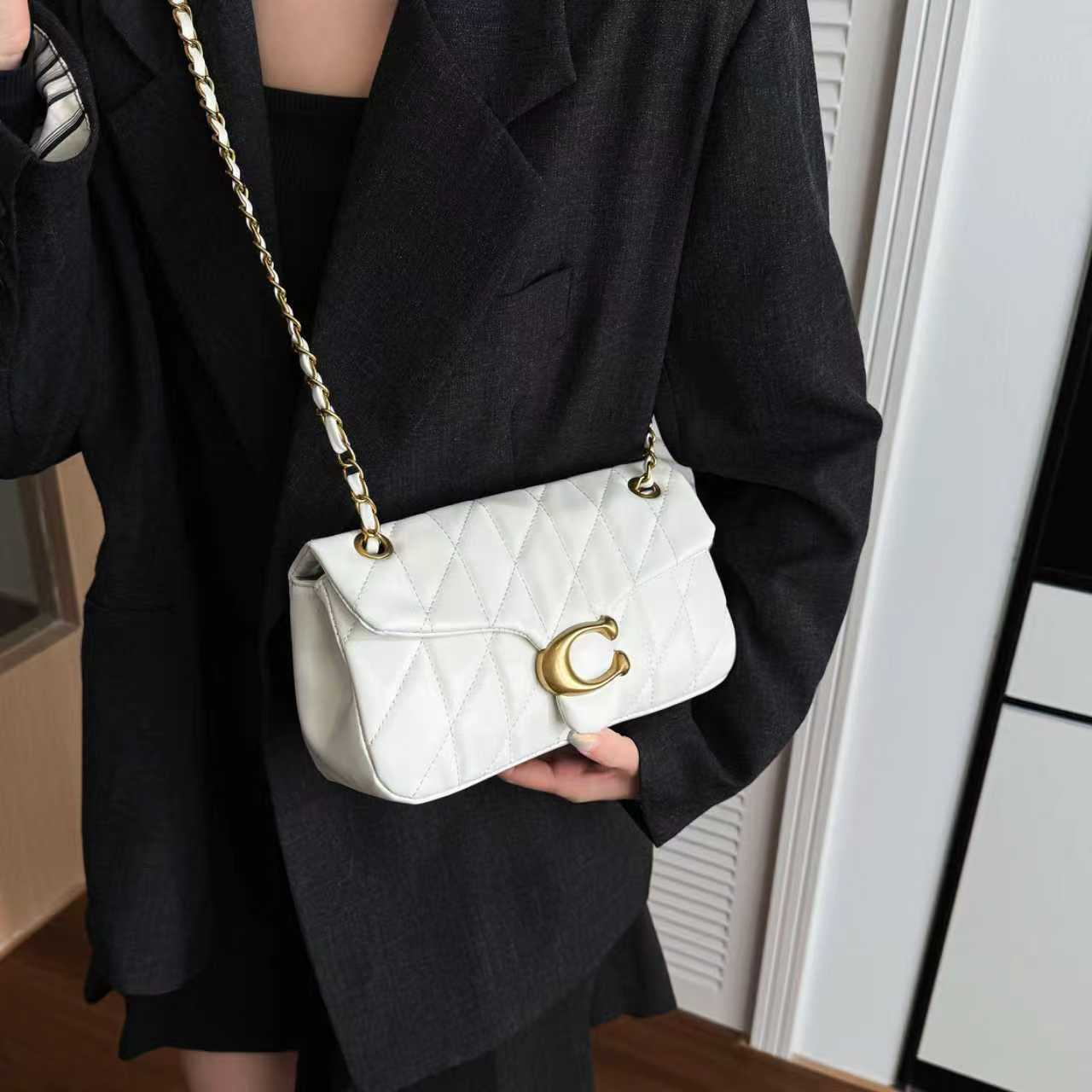 Stylish and Versatile Shoulder Bag 1026070304
