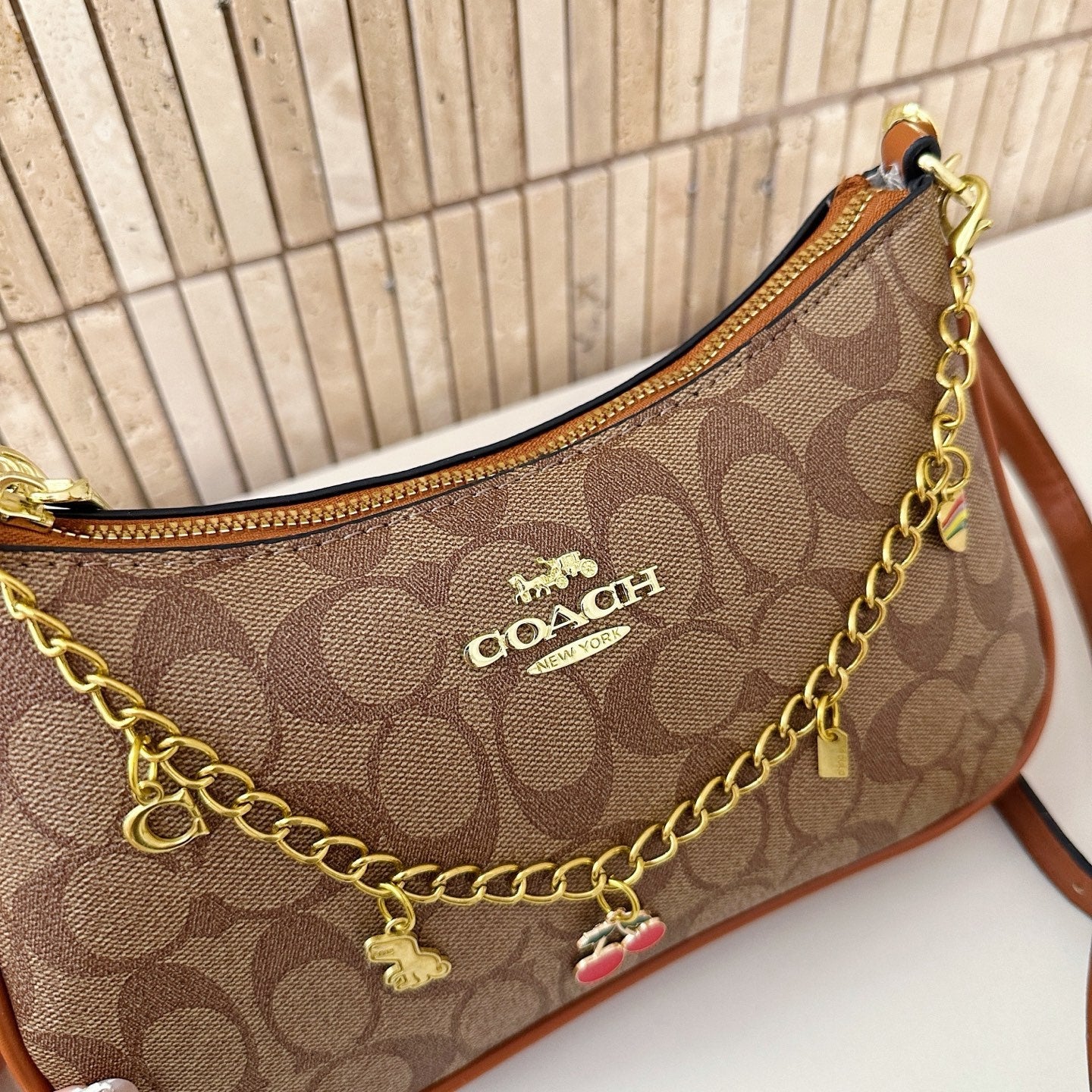 Stylish and Versatile Chain Bag 1026070305
