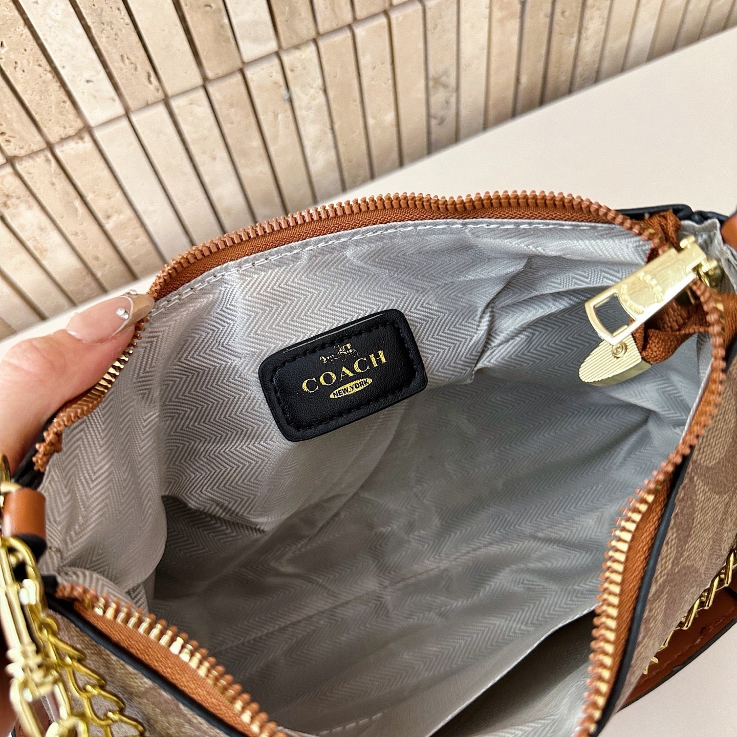 Stylish and Versatile Chain Bag 1026070305