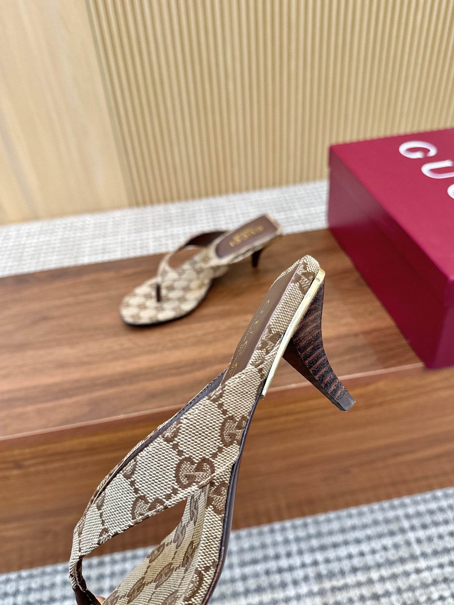 Fashionable high heel flip flops 0726041701