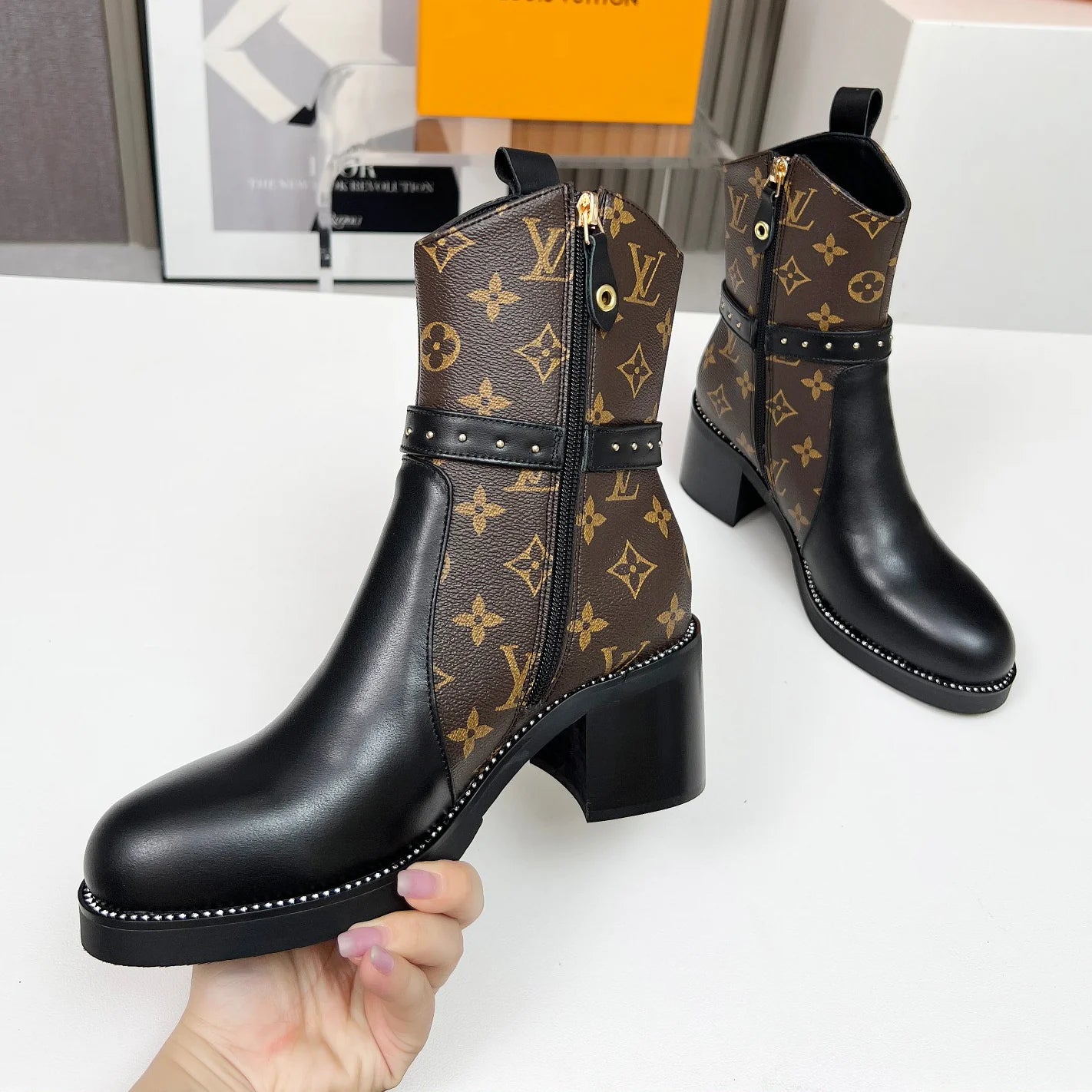 Stylish and versatile women's boots 1025101313