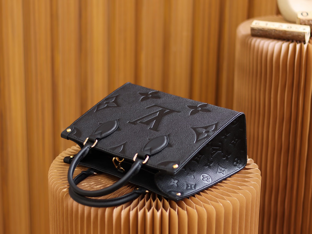 L Reverse Monogram Giant Onthego Voyage 0725101103