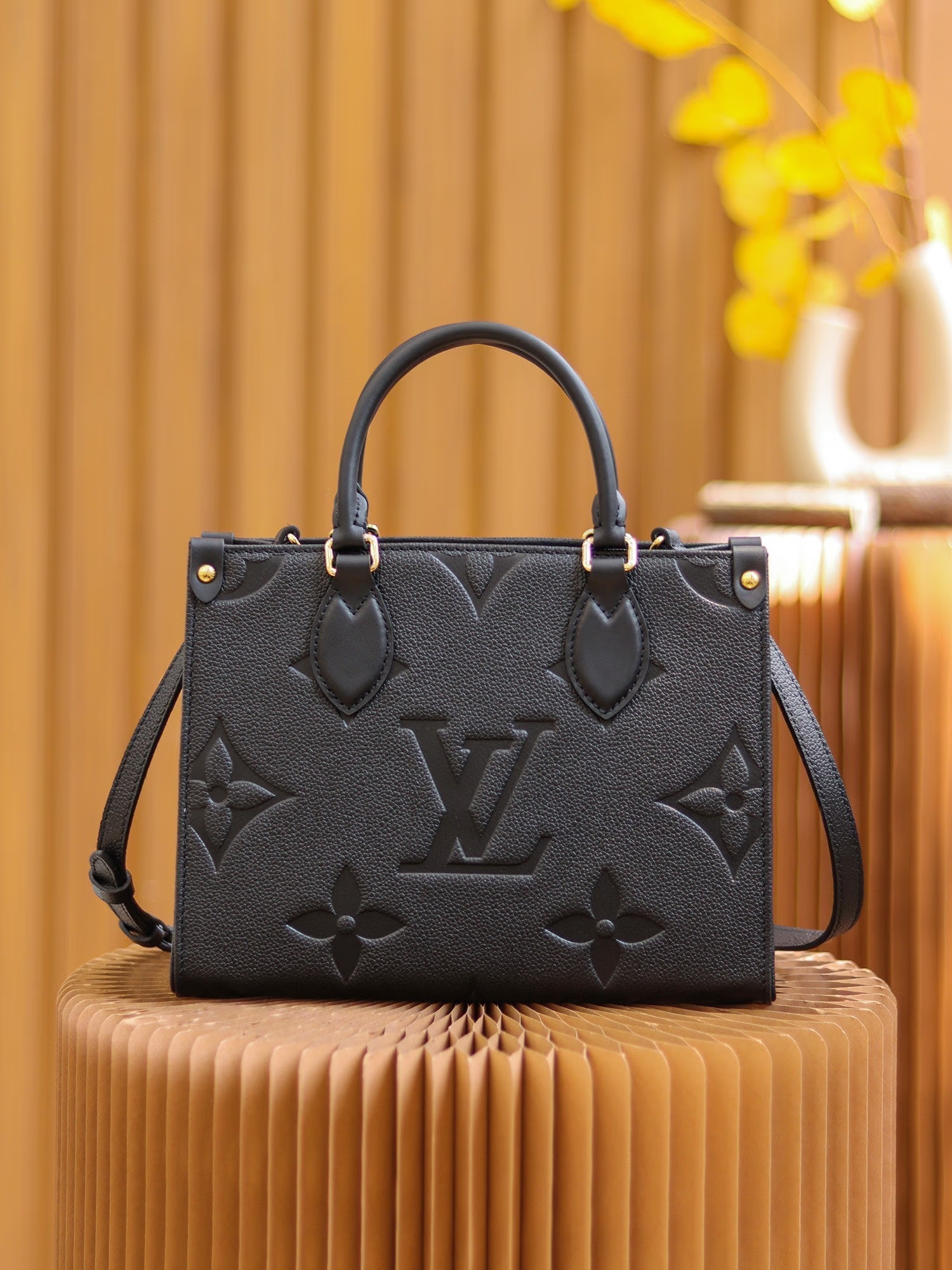 L Reverse Monogram Giant Onthego Voyage 0725101103