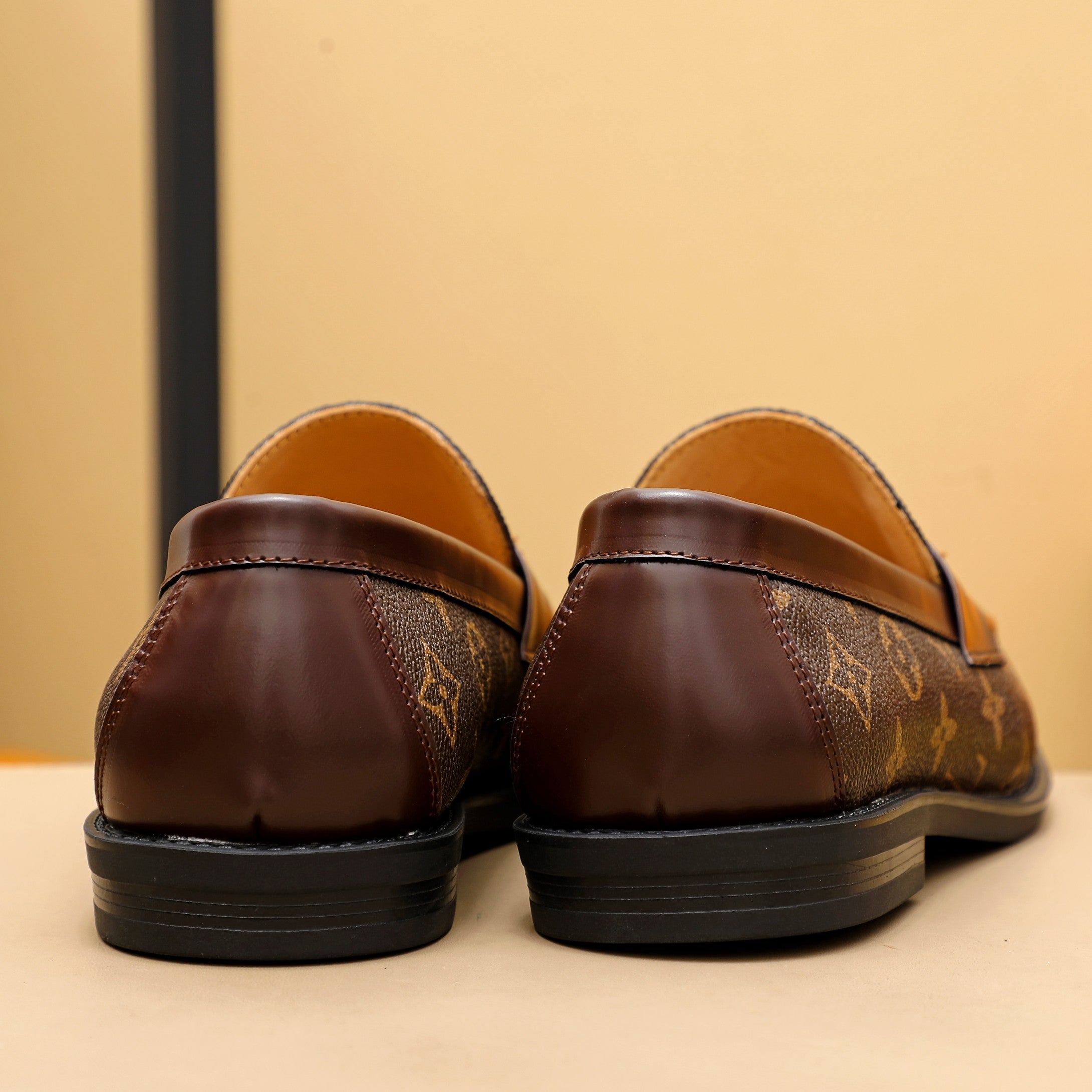 V print fashion leather shoes 0724050603