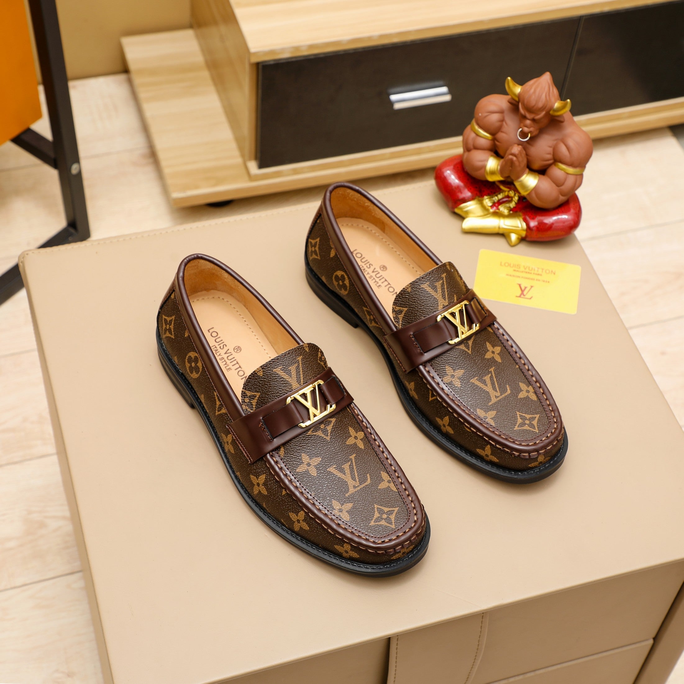 V print fashion leather shoes 0724050603