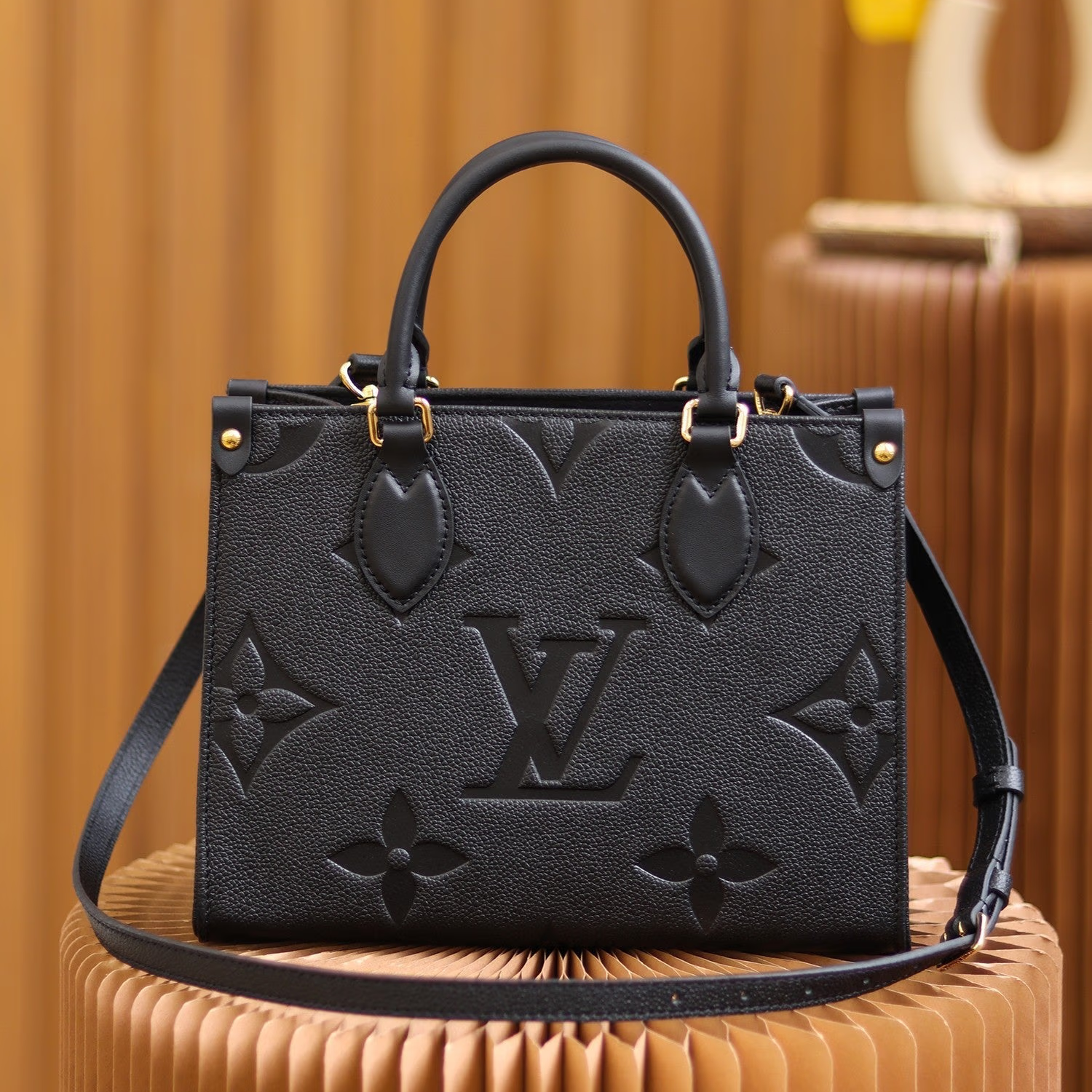 L Reverse Monogram Giant Onthego Voyage 0725101103