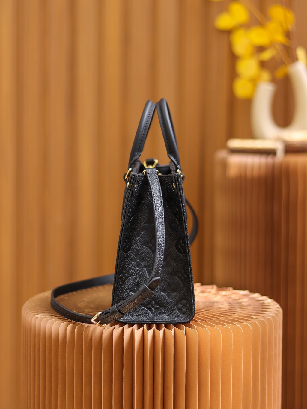 L Reverse Monogram Giant Onthego Voyage 0725101103